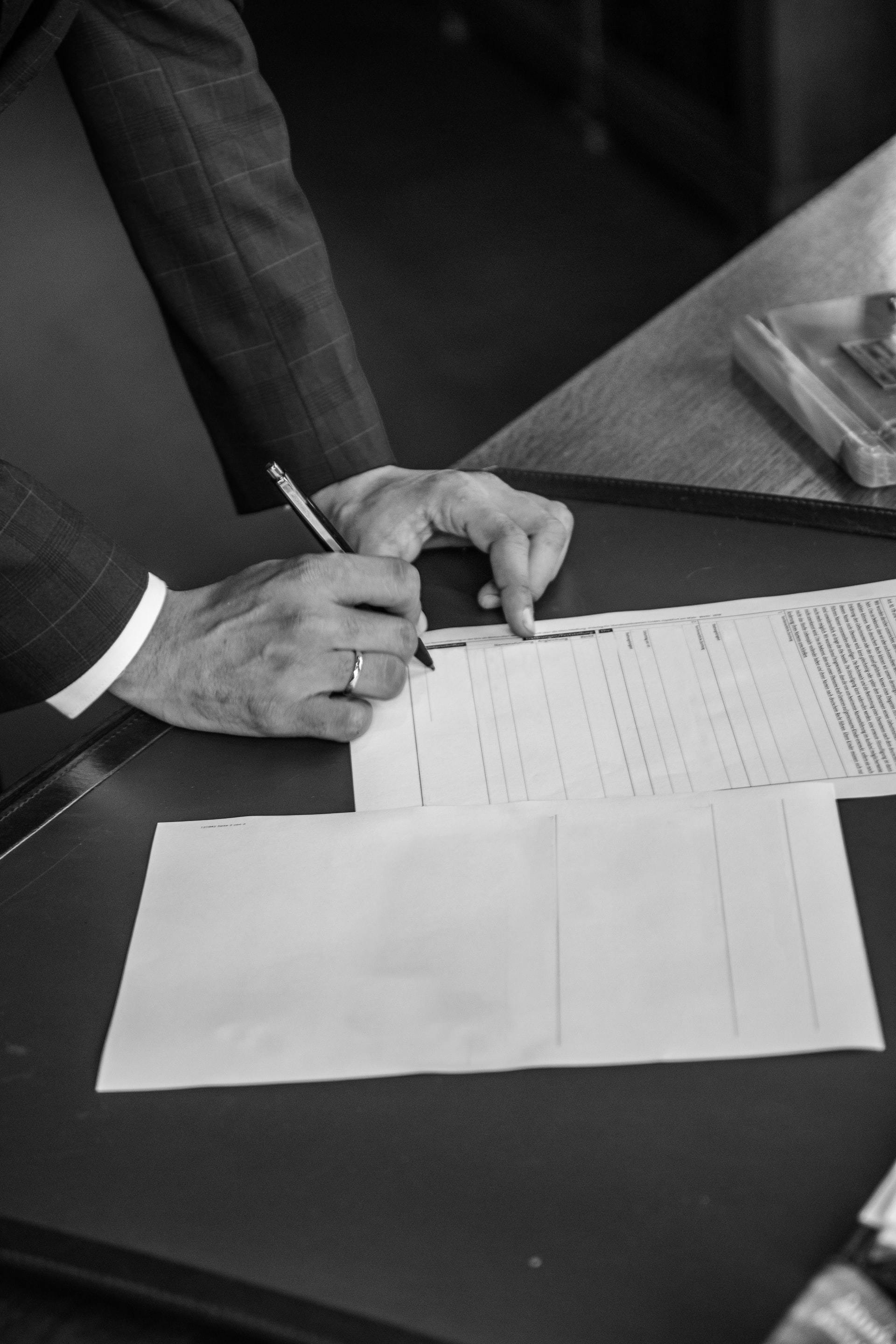 Advokat til lejeret gennemser en vigtig kontrakt til lejebolig